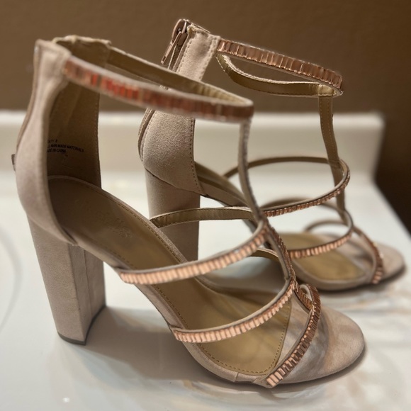 Nude Heels - Picture 2 of 4